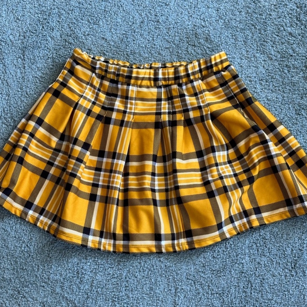 Jolie and Joy plaid skirt 🖤💛